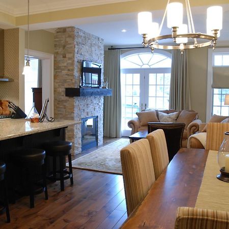 124 On Queen Hotel & Spa Niagara-on-the-Lake Exteriör bild A modern open-plan kitchen and dining room