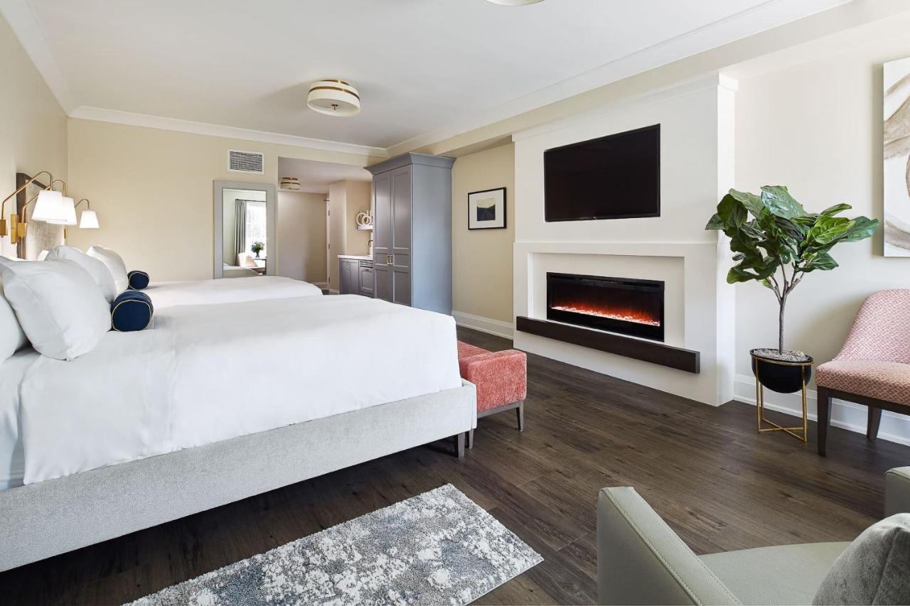 124 On Queen Hotel & Spa Niagara-on-the-Lake Exteriör bild A bedroom at the Beverly Hills Hotel
