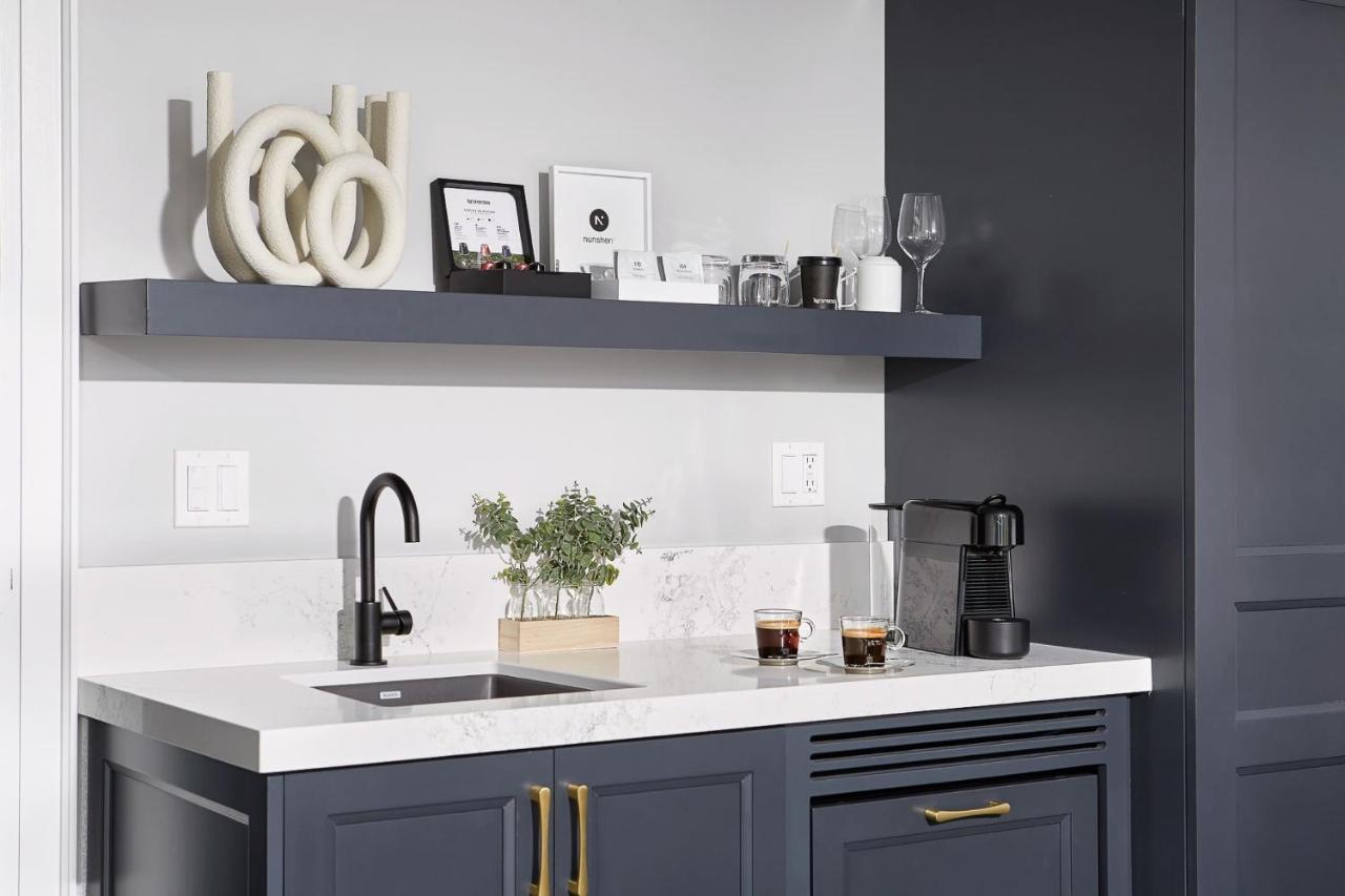 124 On Queen Hotel & Spa Niagara-on-the-Lake Exteriör bild A coffee station in a home