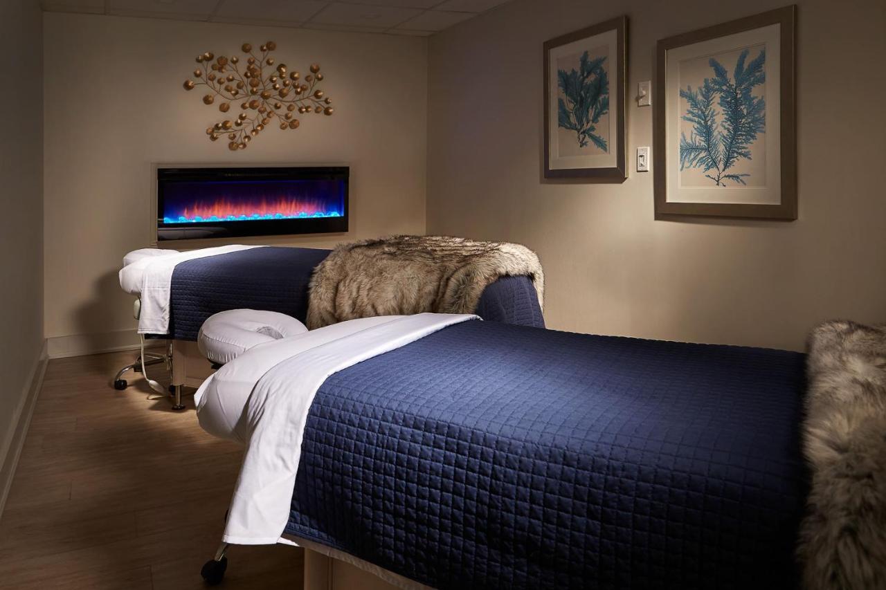 124 On Queen Hotel & Spa Niagara-on-the-Lake Exteriör bild A massage table