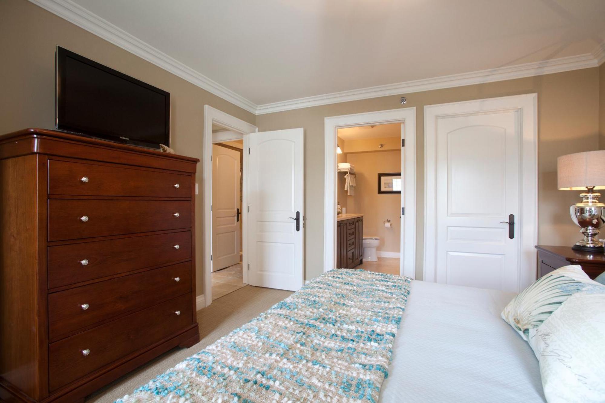 124 On Queen Hotel & Spa Niagara-on-the-Lake Exteriör bild A bedroom with a carpet