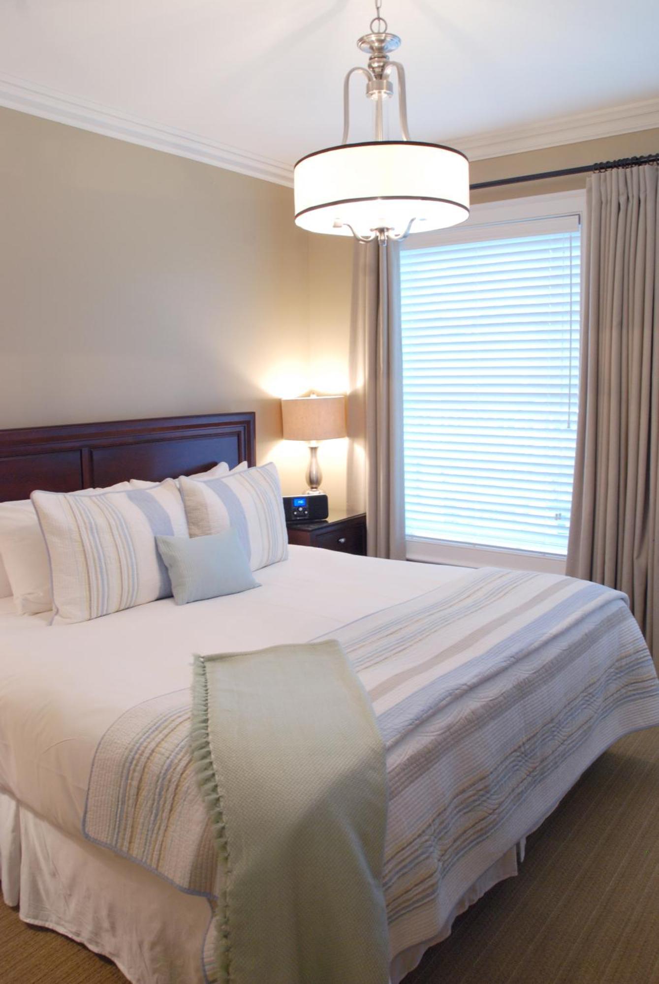 124 On Queen Hotel & Spa Niagara-on-the-Lake Exteriör bild A bedroom