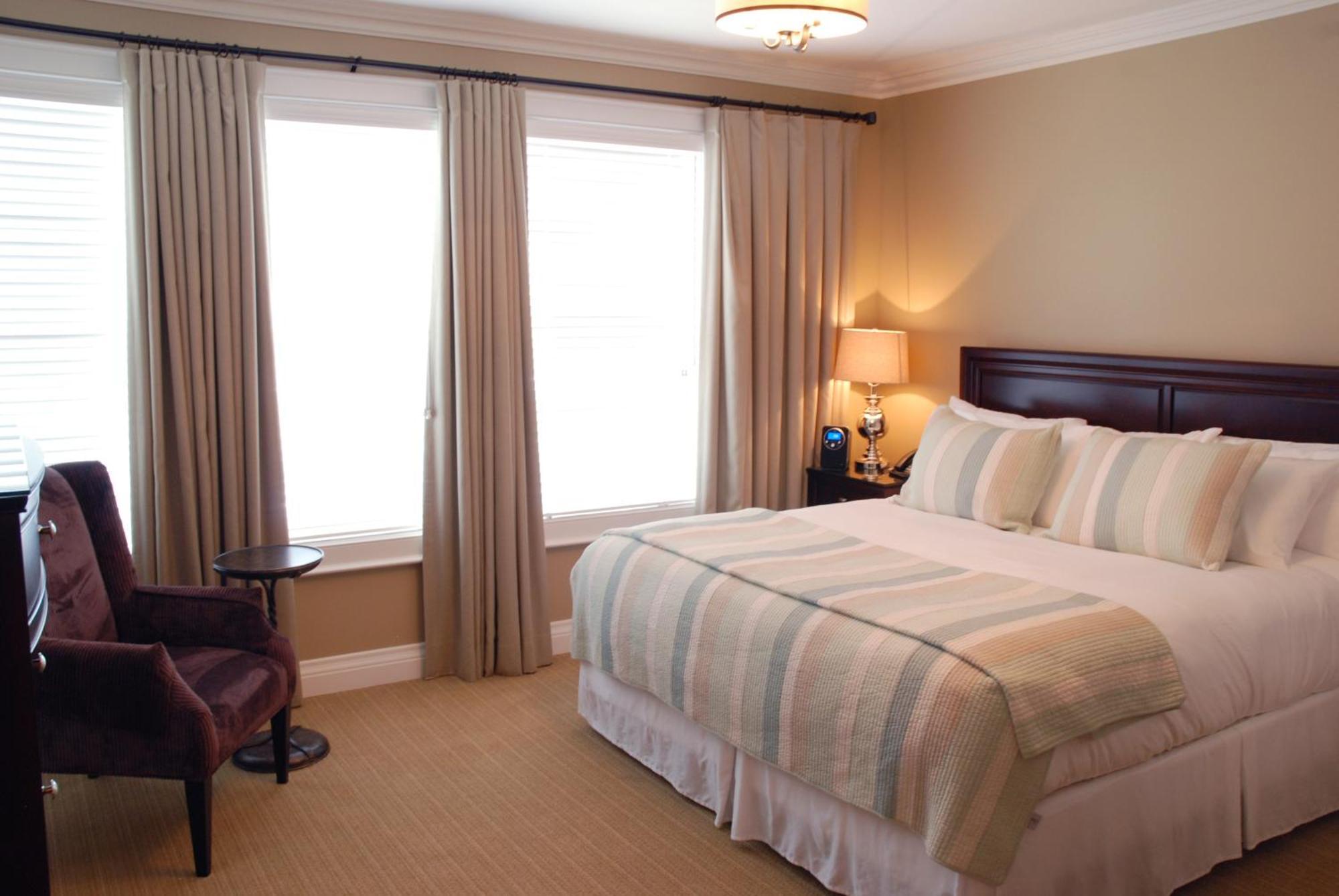 124 On Queen Hotel & Spa Niagara-on-the-Lake Exteriör bild A bedroom at the Inn
