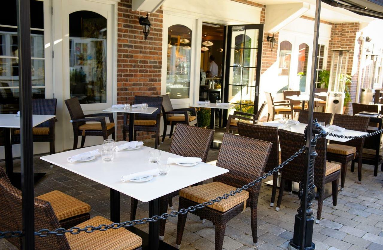 124 On Queen Hotel & Spa Niagara-on-the-Lake Exteriör bild The patio at the restaurant