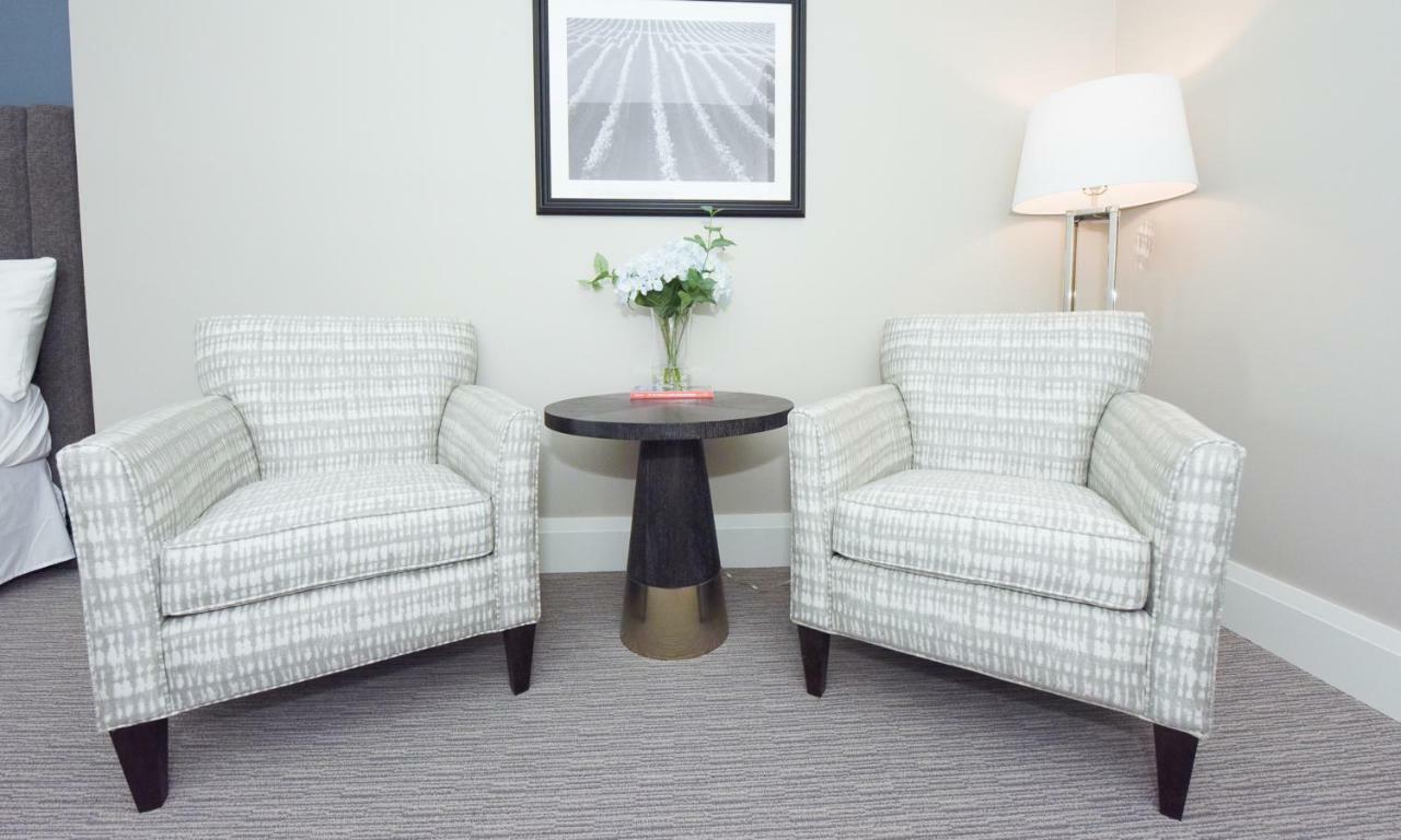 124 On Queen Hotel & Spa Niagara-on-the-Lake Exteriör bild A pair of club chairs