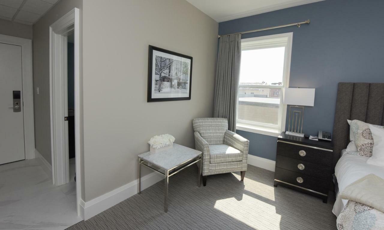 124 On Queen Hotel & Spa Niagara-on-the-Lake Exteriör bild A bedroom at the hotel