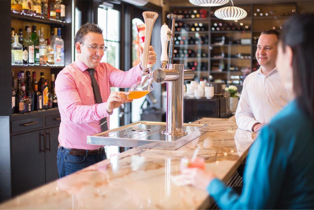 124 On Queen Hotel & Spa Niagara-on-the-Lake Exteriör bild A bartender serving beer