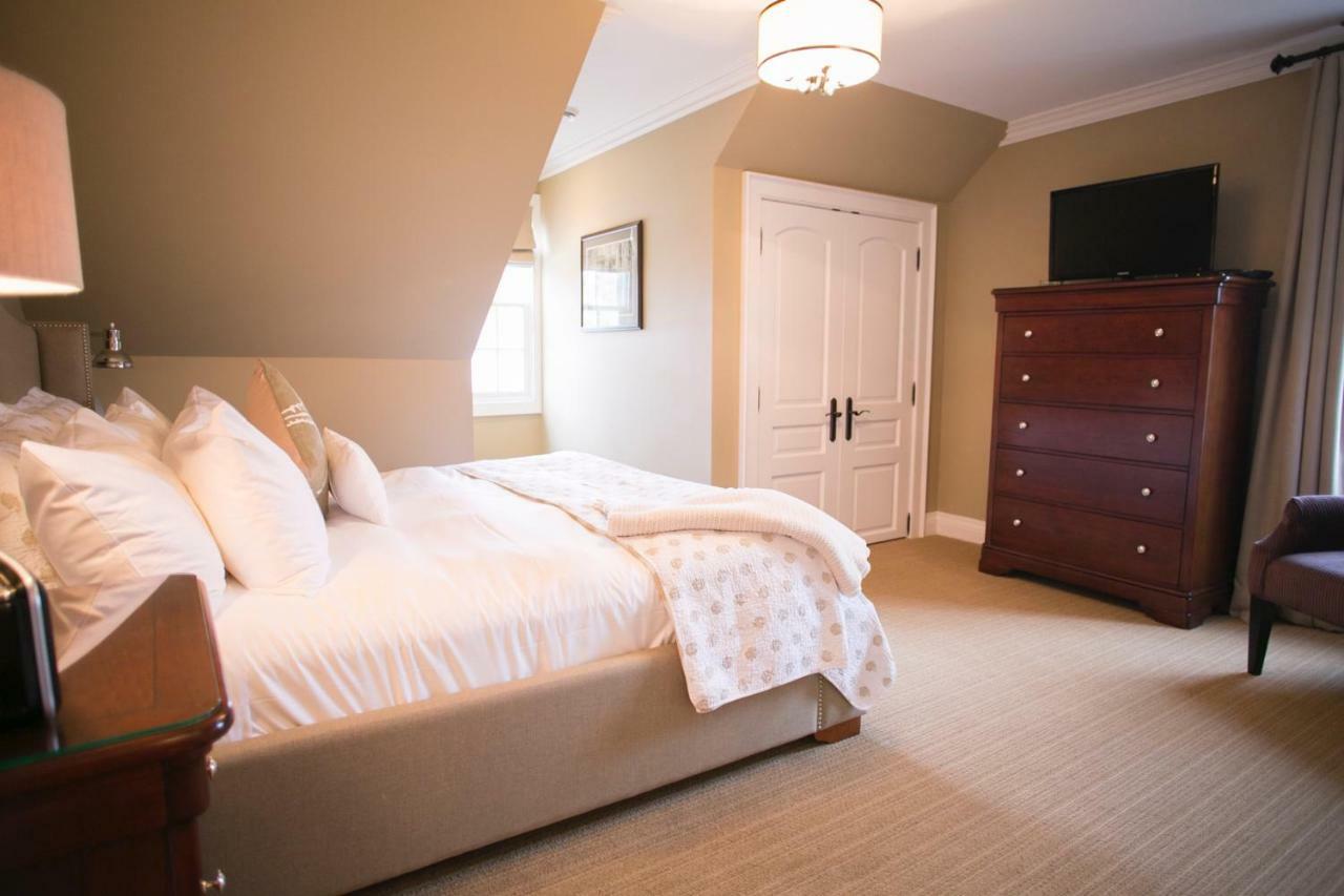 124 On Queen Hotel & Spa Niagara-on-the-Lake Exteriör bild A bedroom at the Inn at the Opera