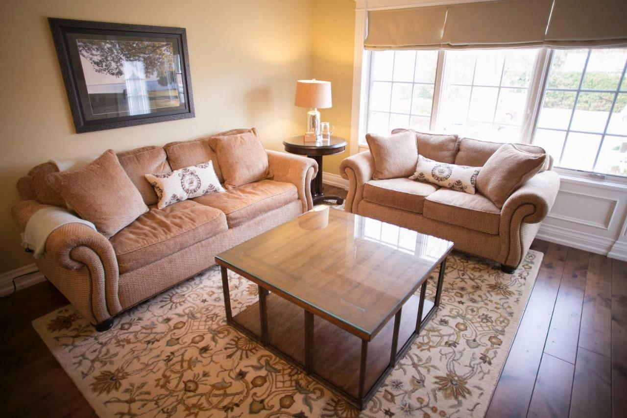 124 On Queen Hotel & Spa Niagara-on-the-Lake Exteriör bild A living room with a coffee table