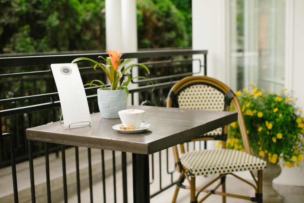 124 On Queen Hotel & Spa Niagara-on-the-Lake Exteriör bild A bistro table and chair