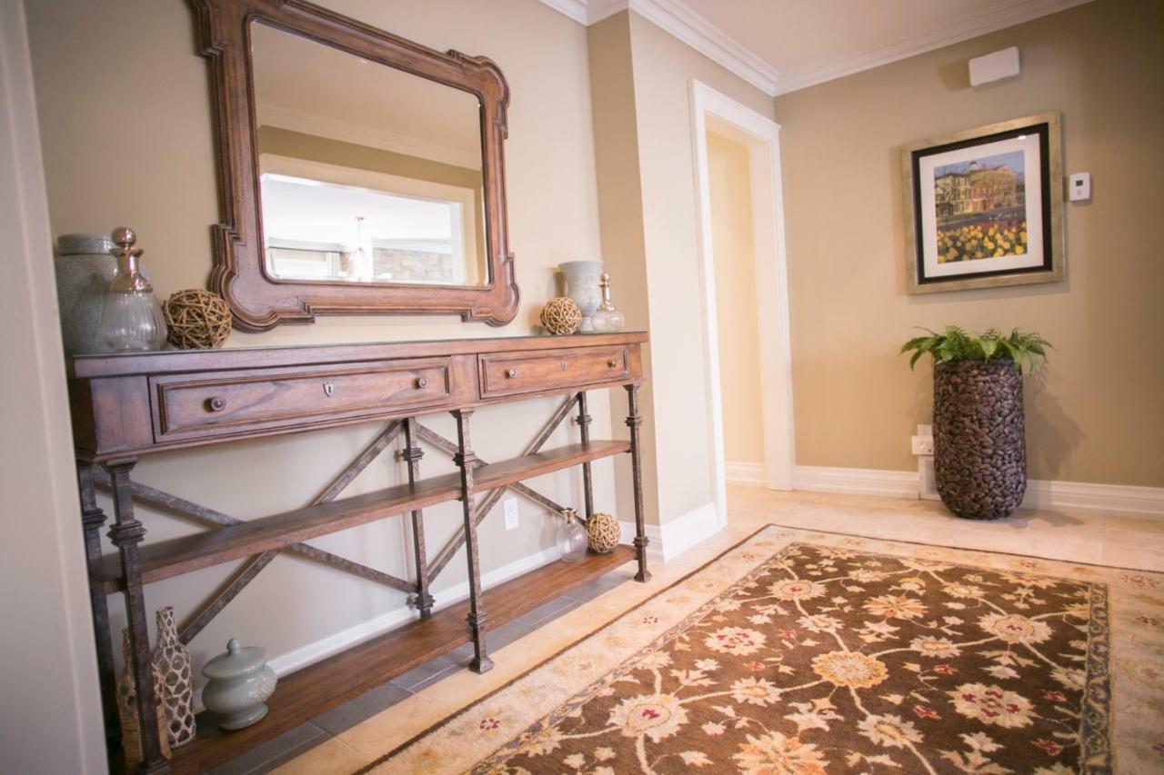 124 On Queen Hotel & Spa Niagara-on-the-Lake Exteriör bild A console table