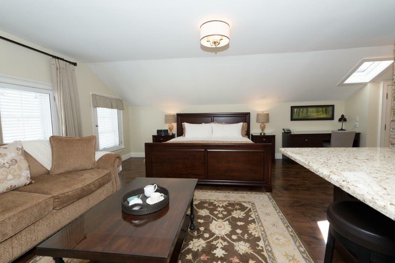 124 On Queen Hotel & Spa Niagara-on-the-Lake Exteriör bild A bedroom in a typical apartment