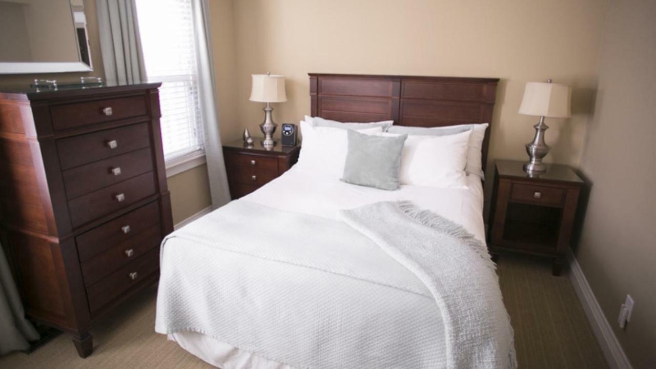 124 On Queen Hotel & Spa Niagara-on-the-Lake Exteriör bild A bedroom