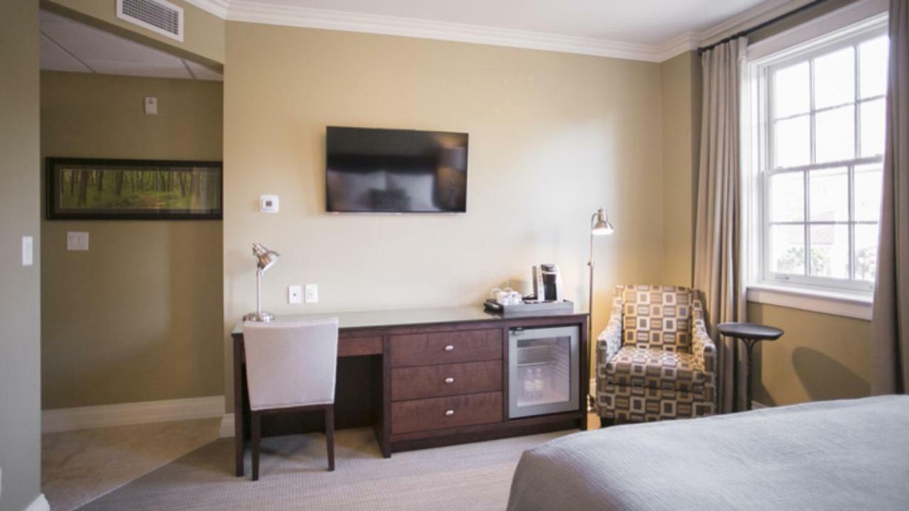 124 On Queen Hotel & Spa Niagara-on-the-Lake Exteriör bild A room at the Hotel Vermont