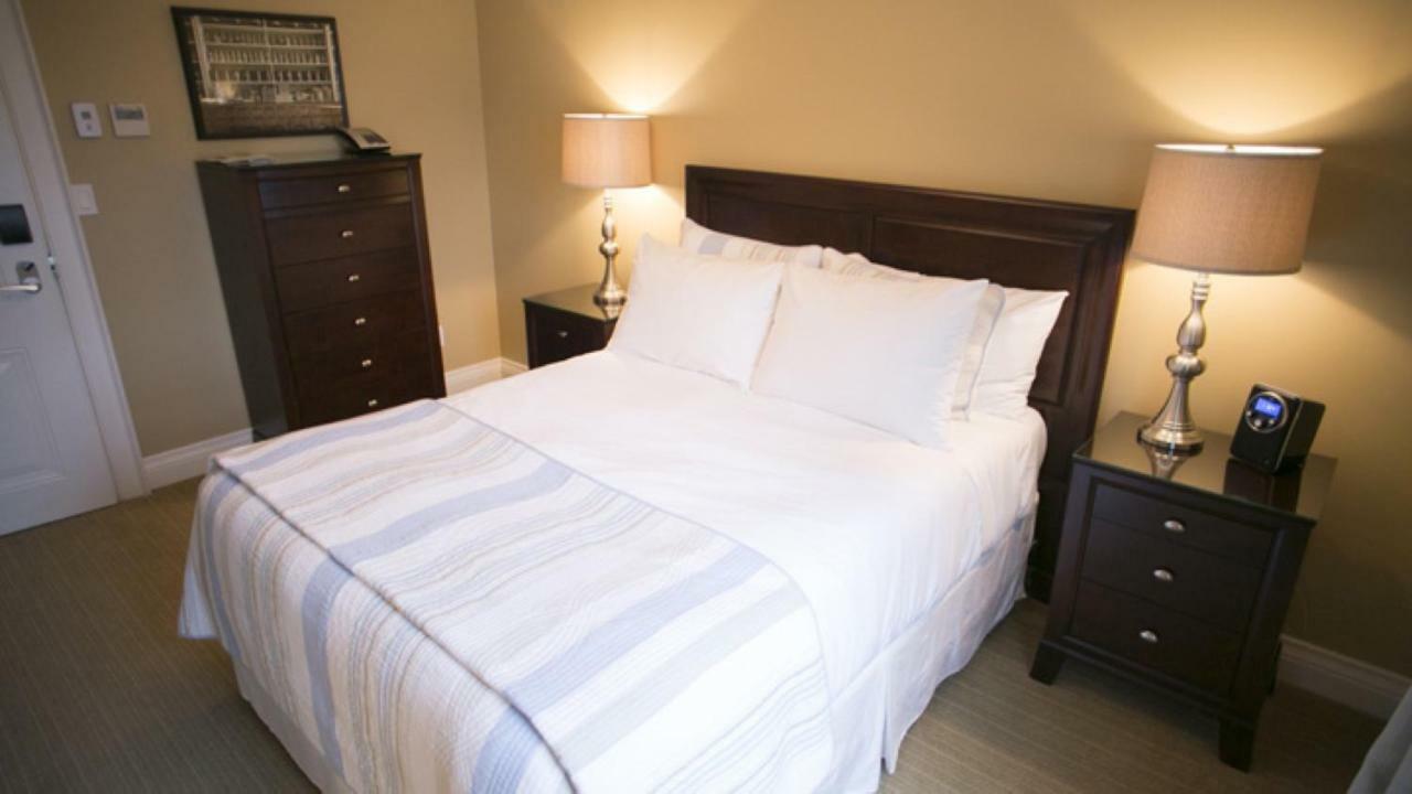124 On Queen Hotel & Spa Niagara-on-the-Lake Exteriör bild A bed with a duvet