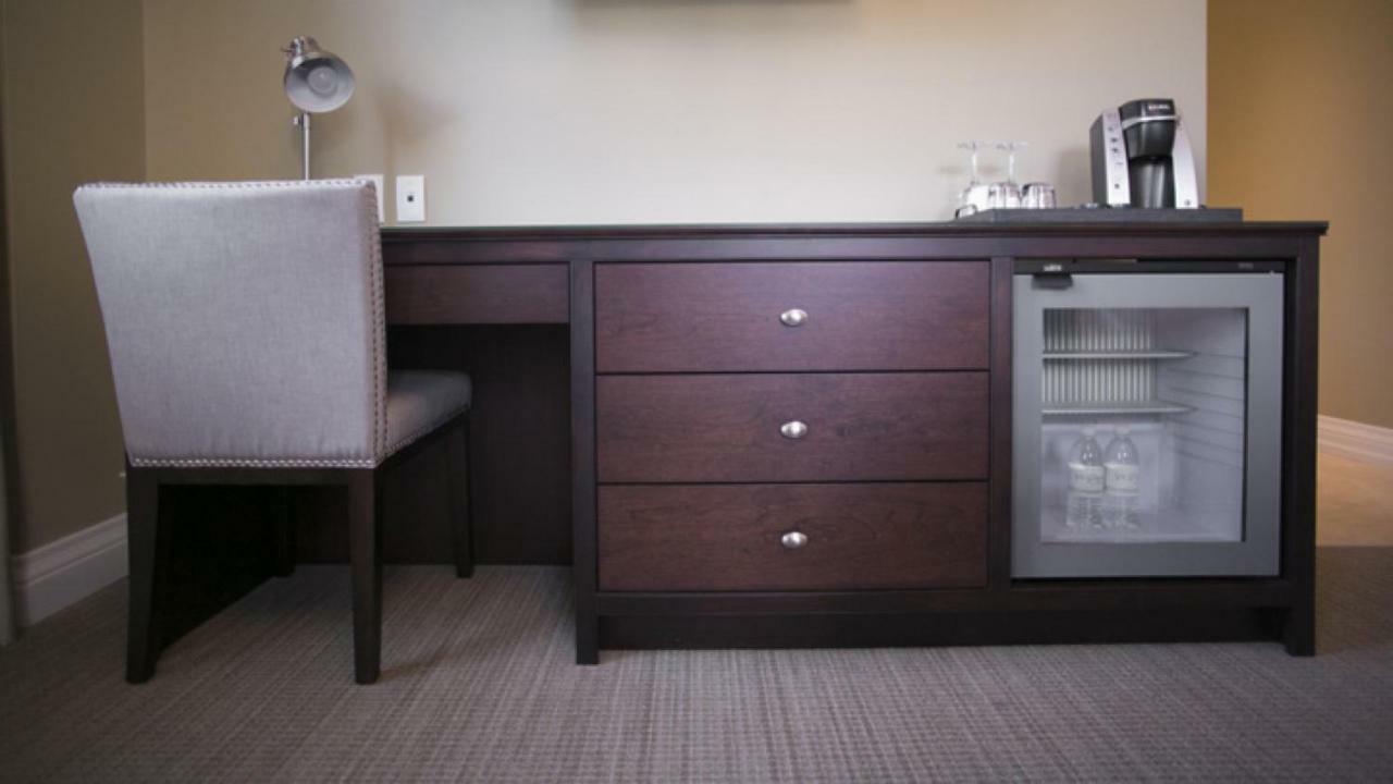 124 On Queen Hotel & Spa Niagara-on-the-Lake Exteriör bild A mini-refrigerator in a hotel room