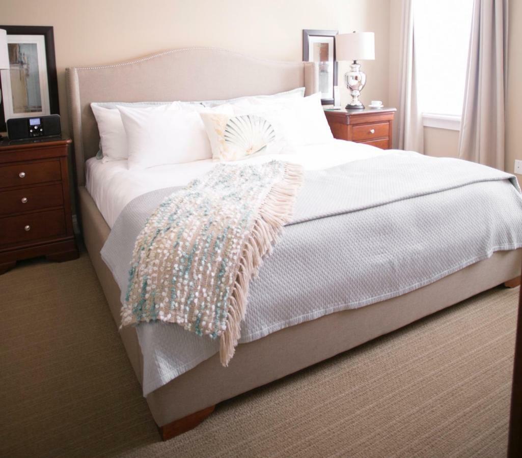 124 On Queen Hotel & Spa Niagara-on-the-Lake Exteriör bild A bed with a throw