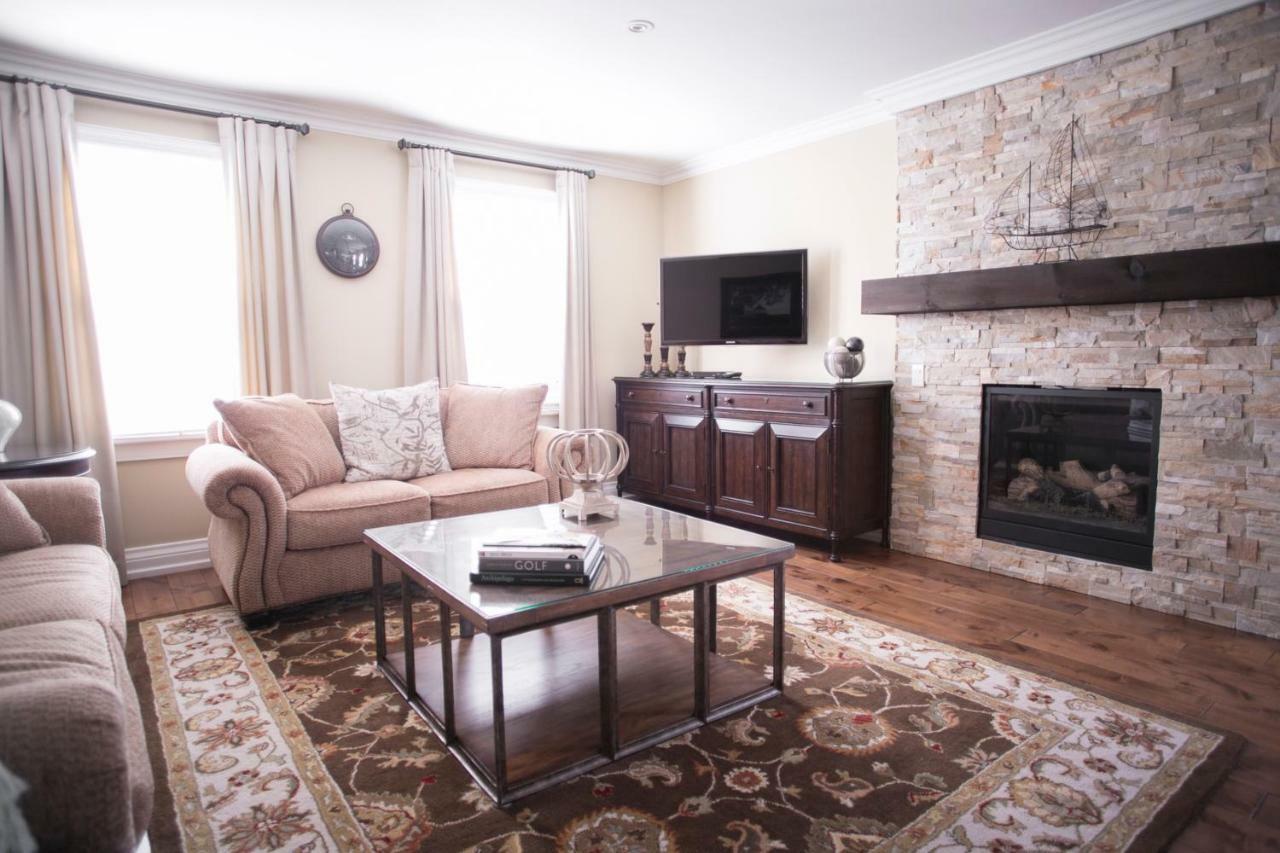 124 On Queen Hotel & Spa Niagara-on-the-Lake Exteriör bild A living room with a fireplace