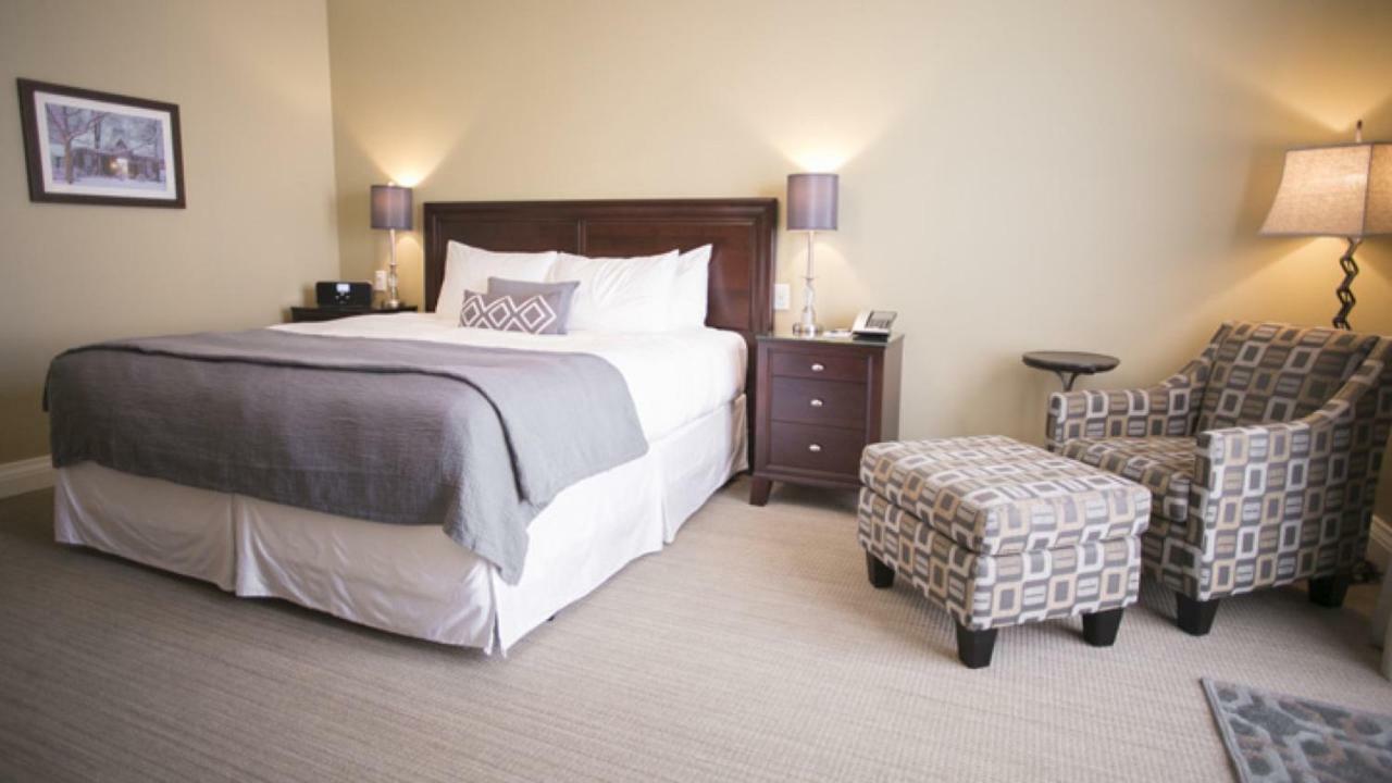 124 On Queen Hotel & Spa Niagara-on-the-Lake Exteriör bild A guest room at the Inn at Laurel Point