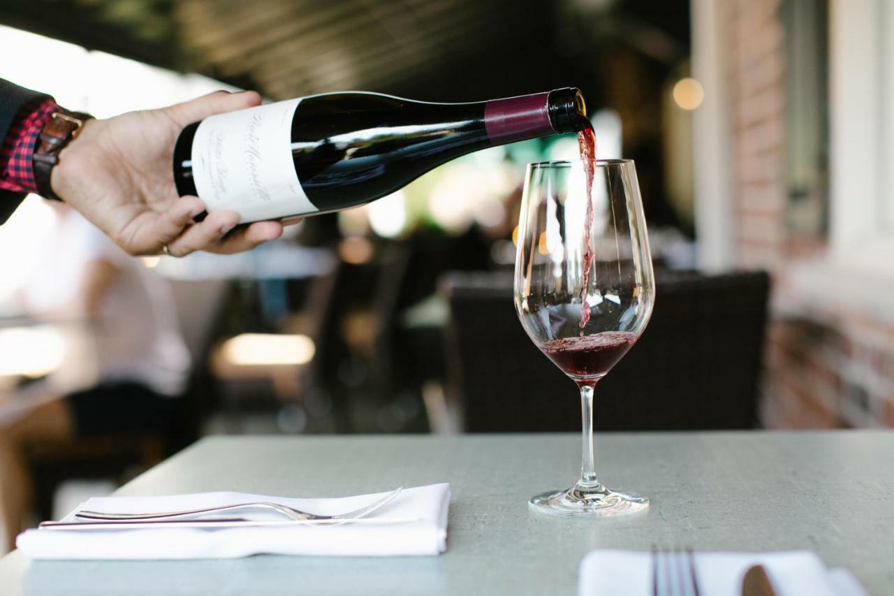 124 On Queen Hotel & Spa Niagara-on-the-Lake Exteriör bild Wine being poured